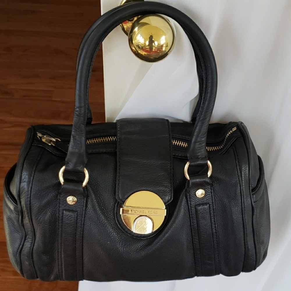 Micheal Kors black leather Hand/Shoulder bag. - Picture 2 of 7
